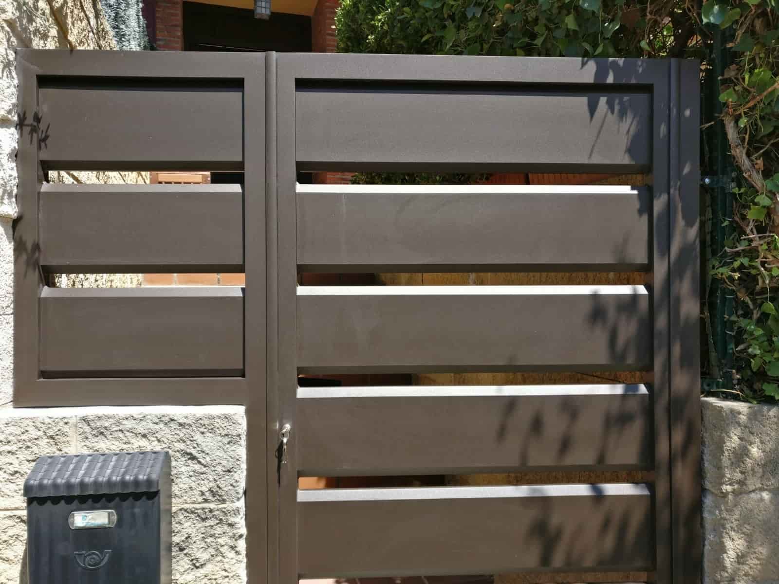 Puerta peatonal de aluminio con cerramiento